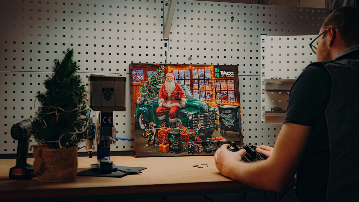 Wera Adventskalender 2026 mann am Auspacken