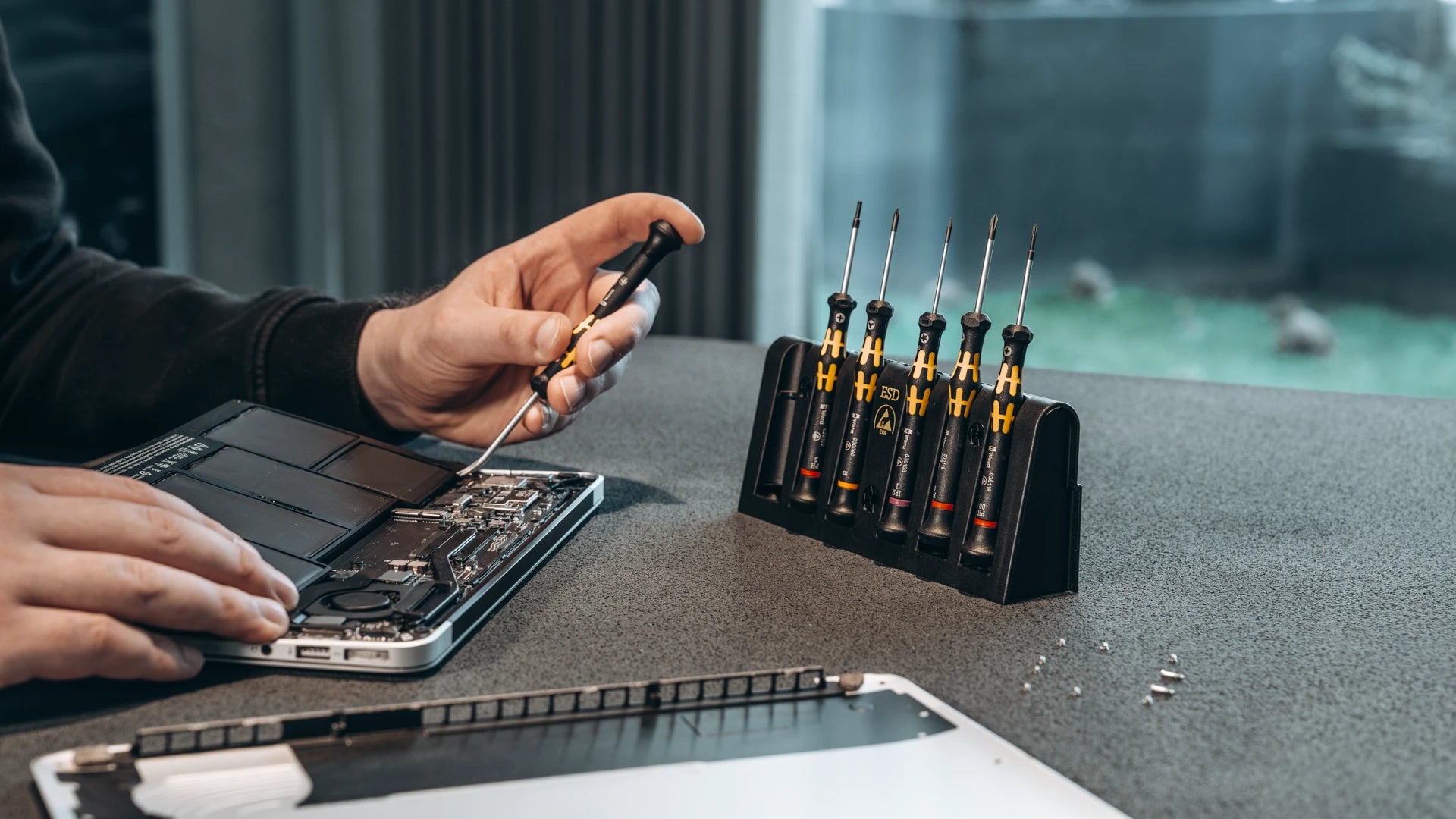 Wera Tool Rebel Shop 6 teiliges Micro  Schraubendreher ESD Set für Smartphone, Tablet und Elektronikreperatur in Anwendung an einem Macbook