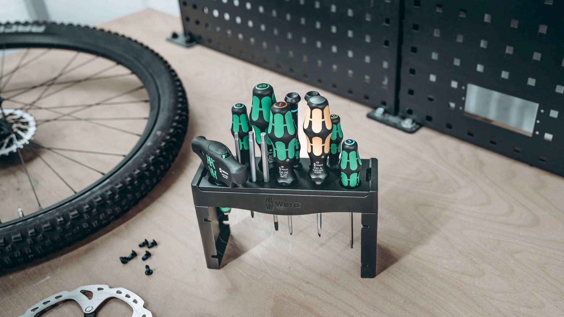 Wera Tool Rebel Shop Fahrrad Wartung Set Fahrradwerkzeuge und Bremsscheibe neben einem Schraubendreher-Set