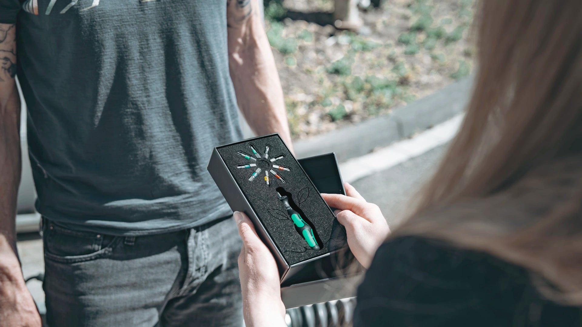 Geschenk Set Blume mit Werkzeug Handhalter und Bits angeordnet in einem Schaum in Blumenform wird an eine Frau verschenkt