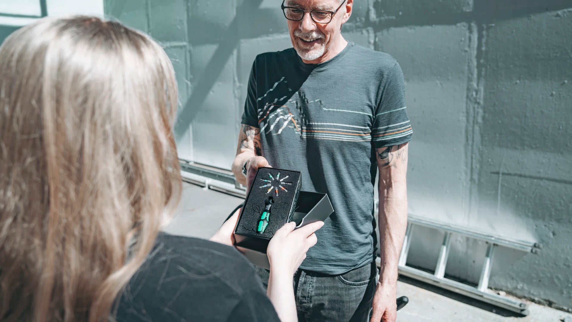 Geschenk Set Blume mit Werkzeug Handhalter und Bits angeordnet in einem Schaum in Blumenform und Geschenkverpackung 