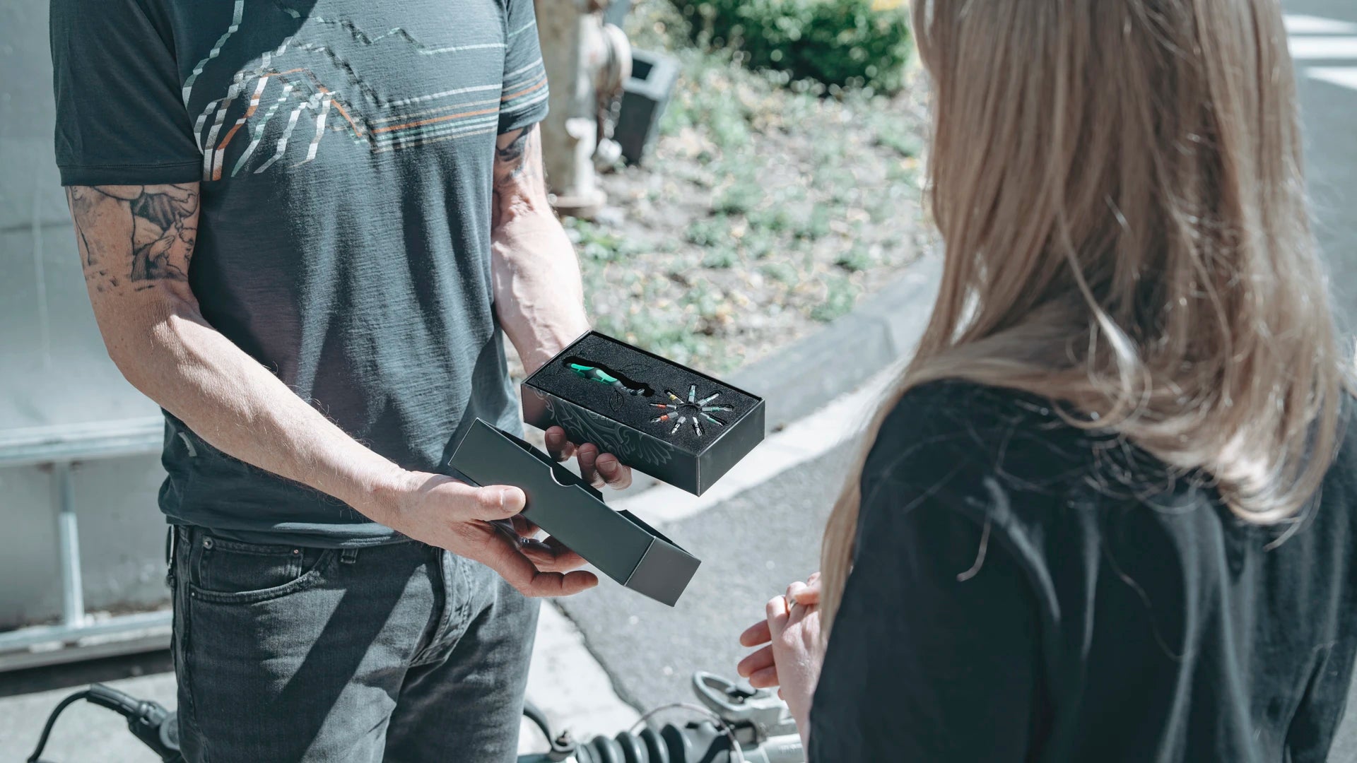 Geschenk Set Blume mit Werkzeug Handhalter und Bits angeordnet in einem Schaum in Blumenform  wird an einem Mann verschenkt