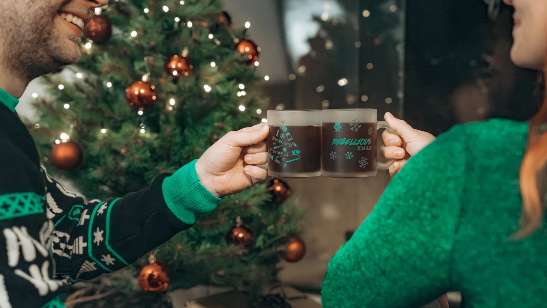 Wera Tool Rebel Shop Glühweintasse Pärchen vor dem Weihnachtsbaum