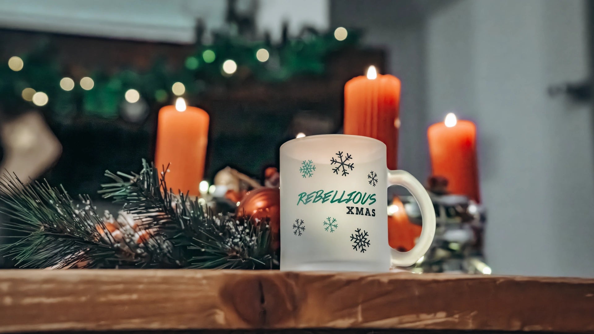Wera Tool Rebel Shop Glühweintasse Produktbild Voderseite mit weihnachtlichen Hintergrund 